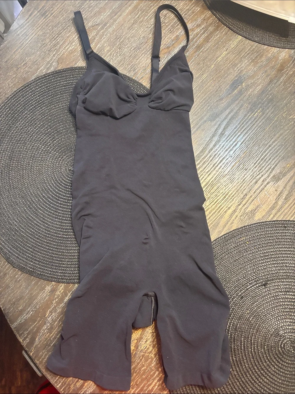 SKIMS Black seamless Sculpting mid thigh shortie large Bodysuit (smokers)